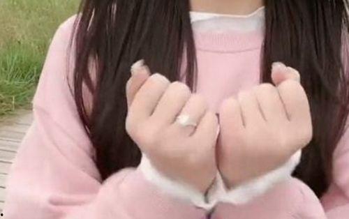 网红吃瓜被骂视频,网友热议道德底线  第1张